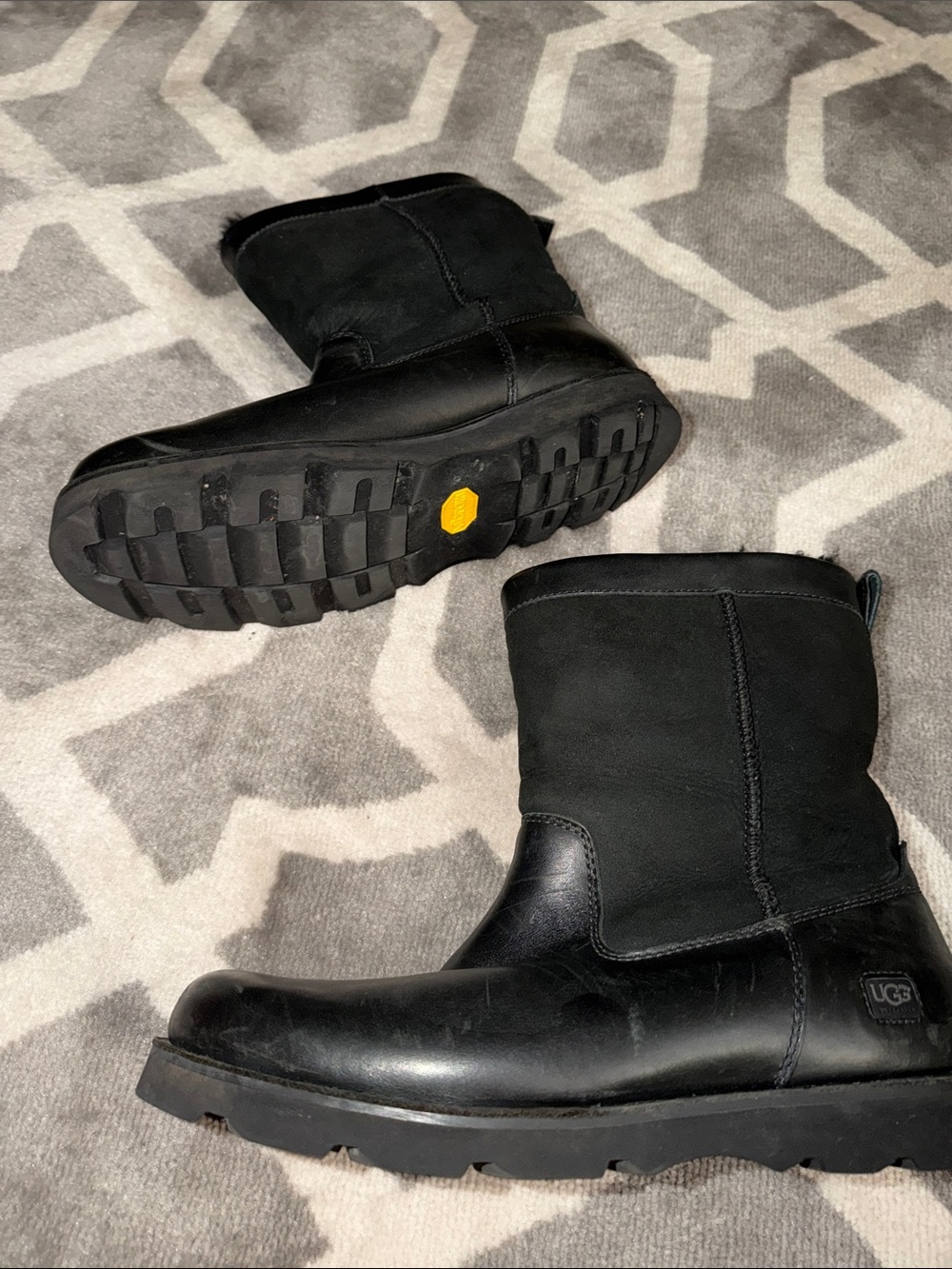 Men’s sz 11 UGG Wrangell fur lined leather & suede boots